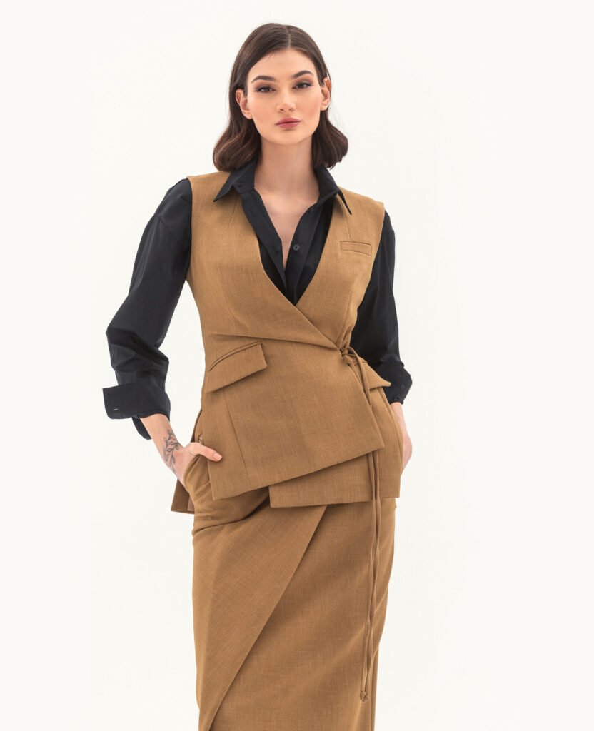 Комплект: жилет та спідниця