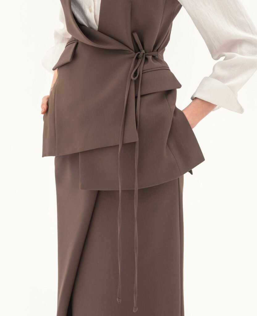 Комплект: жилет та спідниця